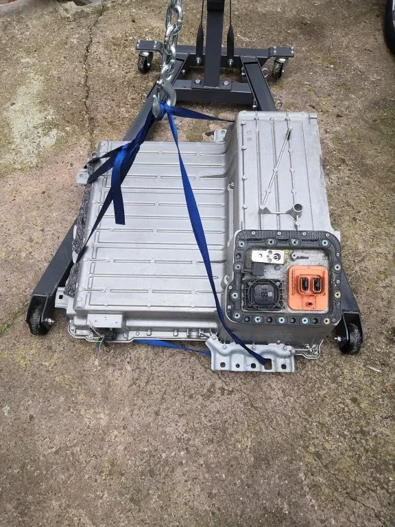 bmw-330e-battery-pack.webp